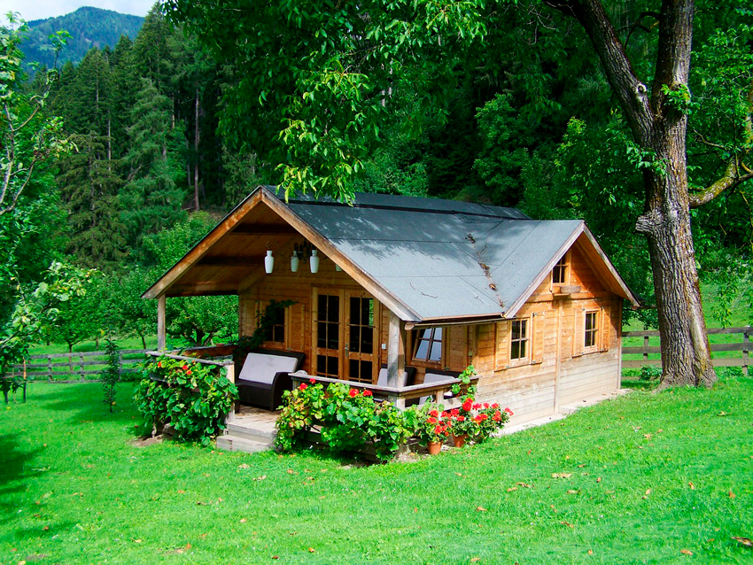 casa de madera en jardín