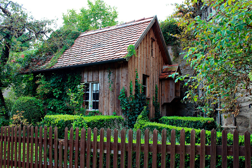 casa de madera y jardín