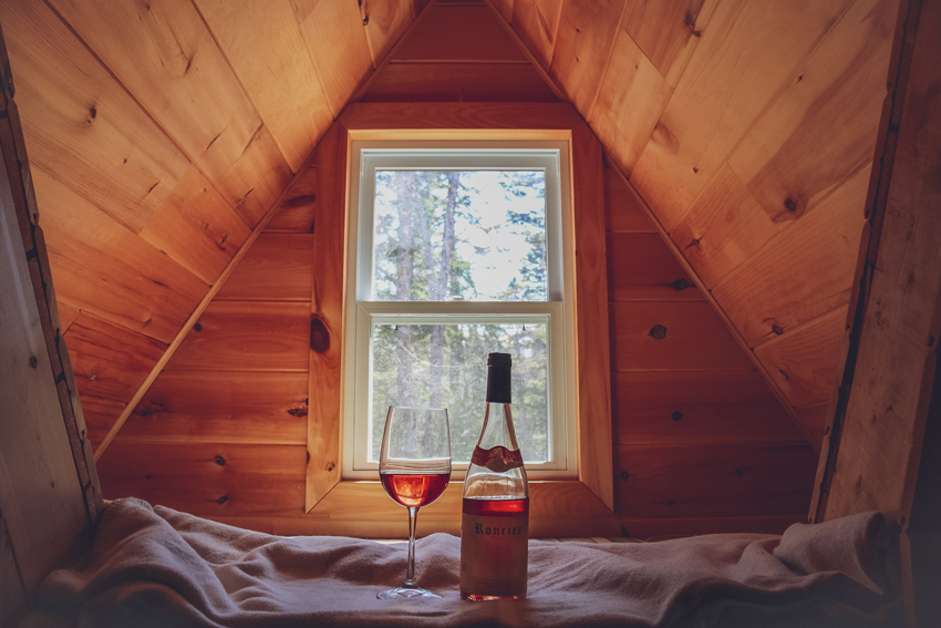 botella de vino en habitación alwood palma 3